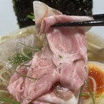 酒肴場 屯 - 低温調理のカタロースチャーシューは繊細なスープに合わせて極薄スライスに。