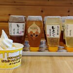 Mitsubachi No Sato - はちみつソフトクリーム 飛騨高原牛乳と国産はちみつを使用して作ったソフトクリームです。 時期によって変わるはちみつ約10種類が、セルフでかけ放題になっています。コロナ対策のため、現在カップのみとなっています。※ソフトには牛乳を使用していますので、アレルギーのある方はお控えください。※たまごは使用しておりません。 