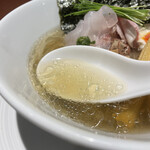 酒肴場 屯 - スッキリクリアなスープはヒラメ、鯛、平政、甘鯛、鯵のアラから丁寧にとったお出汁がベース。