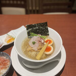 酒肴場 屯 - 【限定】冷やしらぁ麺（がごめ昆布水×色々鮮魚出汁）¥1100、海鮮丼¥500