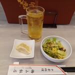 梅山飯店 - お茶と水餃子とサラダ