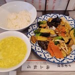 梅山飯店 - 海老・イカと野菜のエックス醤炒めとスープとごはん