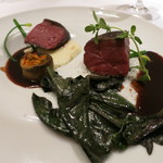エクアトゥール - 25年8月　蝦夷夏鹿のロースト　黒胡椒ソース　金時草のソテーとバースニップ（白人参）