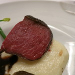 エクアトゥール - 25年8月　蝦夷夏鹿のロースト　黒胡椒ソース　金時草のソテーとバースニップ（白人参）　アップ