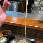 そば くら富 - この粗挽き粉をこの細さでここまで長く繋ぐのは神技