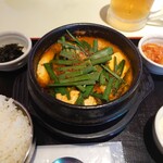 韓国屋台ハンサム  - 牛ホルモンスンドゥブ定食(追加牛ホルモン)、生ビール(デカジョッキ)
