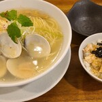 麺彩キッチン あひる食堂 - ①はまぐりの柚子塩らぁ麺(税込1,100円)
            羅臼昆布出汁に高知県産柚子を合わせた塩系スープ
            中太ストレート麺、トッピングは蛤は3年物位、メンマ、鶏胸肉ハム、白髪葱、三つ葉
            
            ②鶏めし(税込380円)