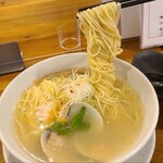 麺彩キッチン あひる食堂 - ①はまぐりの柚子塩らぁ麺(税込1,100円)
            羅臼昆布か判別は出来ないが旨みはある
            蛤に鰹節も使っている？
            綺麗なスッキリ系スープに食べ応えのある分量の中太ストレート麺は拉麺素人の私でも美味しく感じる