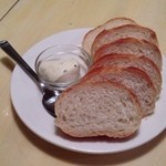 スパッツァ - お通しバゲット