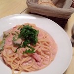 スパッツァ - スモークサーモンとアボカドの明太クリームソース1,200円＋大盛り150円