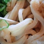 丸亀製麺 - うどんは或る程度スクエアな断面を保ちモチモチ度も弾性も讃岐うどんの平均より良い