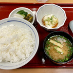 鯉清 - 定食のご飯、味噌汁、香の物、豆腐