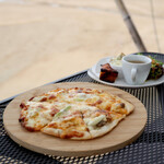 波輝カフェ - 季節野菜とバジルソーセージのピザセット