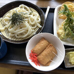 讃岐うどん萩屋 - ざるうどん稲荷セット。天ぷらは常連の方にサービスよと特別にもらった。