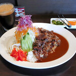 Kohibi Jinfu Duki - お肉のカレー、アイスコーヒー、漬物