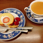 森のらくだ - いちごロールとミルクティー　器が素敵でした。