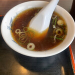 手打ラーメン 豚平 - チャーハンスープ