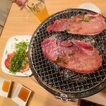 神戸ビーフ焼肉 お加虎 - 上塩タン葱まみれ（葱後乗せ）