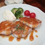 キッチン ブルー グローブ - 豚ひれ肉ソテーのアップ