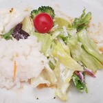 キッチン ブルー グローブ - 余ったソースにご飯、サラダをまぶします (汚くててすみません)