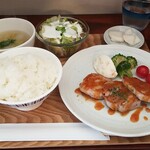 キッチン ブルー グローブ - 豚ひれ肉ソテー　ローズマリー香るブラッドオレンジソース