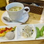 アラカルト - 2022年4月　セットの前菜＆スープ。前菜は正直要らんかな～(^-^;