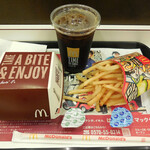 McDonald's - ...FIFAワールドカップ公式ハンバーガー「ブラジルバーガー ビーフBBQ・セット（699円）」、思ったより小さい箱。。