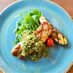 IVY PLACE - カリッと皮目も美味しい。ソースも抜群。