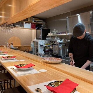 シェフが手掛けるコース料理や豊富なアラカルト料理をご用意