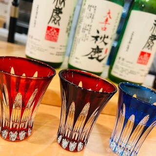 엄선 된 잔으로 맛볼 수있는 현지 오사카에서 태어난 술