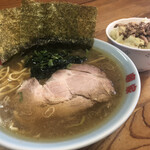 ラーメン 竜家 - ラーメンとキャベチャー