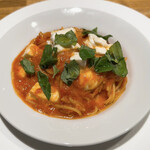 洋食 おがた - バジルとモッツァレラのトマトソースパスタ