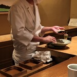 ごだん 宮ざわ - 大将がお蕎麦の仕上げ中