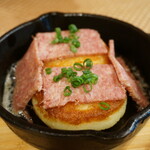 Yaccha Ba - じゃがいもの焼きニョッキ腰塚コンビーフのせ