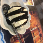 キッチン あずま - バニラアイス（チョコソースがけ）350円