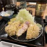 とんかつ いわい - ロースかつ定食（160g）¥2550と瓶ビール¥700