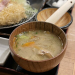 とんかつ いわい - 豚汁は根菜の旨み溢れるあっさりタイプ