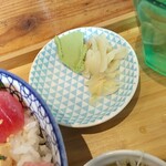 海鮮丼 丸喜 - ワサビ、ガリ