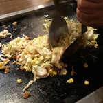 遊 - 3.具材をヘラで刻みながら炒めます。全部、店員さんがやってくれました