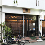 遊 - 京急川崎駅から徒歩で5分強くらい、新しい川崎市庁舎の裏手の路地です。ちょっと入りづらい雰囲気の入り口。すでに最後の1テーブルでした