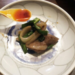 遊 - 知っているかたには当たり前かもしれない、自分たちにははじめての食べかた。自家製ラー油をかけてみると…コクが増して驚きの美味しさに。辛さより旨みです