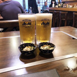 遊 - 生ビール（大）950円、お通し200円。店員さんが片手で持てない本気の大ジョッキ。お通しは、山芋と枝豆の和えもの。だしがきいていて、お酒に合います