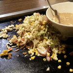 遊 - 2.具材を鉄板へ。この時点で美味しそう