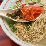 長浜屋台 やまちゃん - 【再訪】紅生姜,高菜,ゴマがあうね