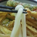 吉屋うどん - 麺は、もっちりとした太麺♪