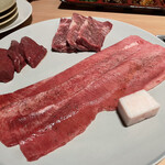 個室焼肉 銀座きたお - 手前はタン、↑はらみは絶品です、ハツ