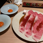 個室焼肉 銀座きたお - 濃いきみ卵をつけて