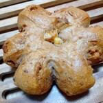 パンと焼菓子 ohana - オハナクルミパン