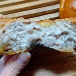 パンと焼菓子 ohana - オハナクルミパンの断面