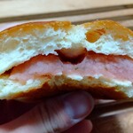 パンと焼菓子 ohana - 桜あんぱんの断面